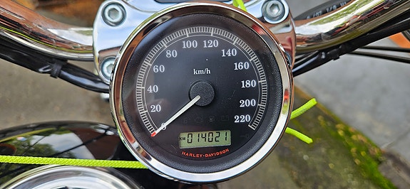Harley-Davidson Sportster XL1200 Custom 4 of 6