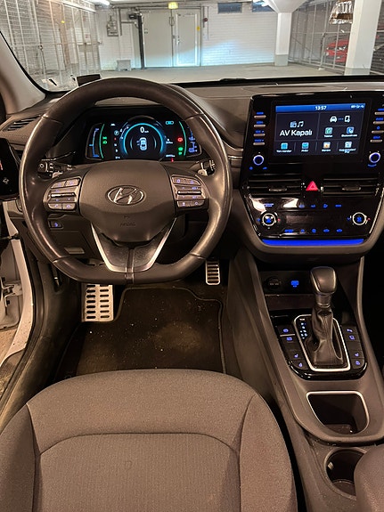 Hyundai IONIQ 3 of 9