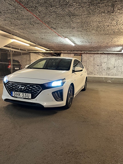Hyundai IONIQ 2 of 9