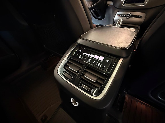 Volvo XC90 18 of 27