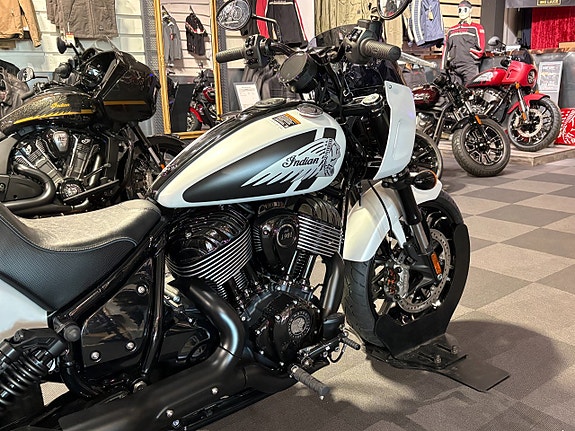 Indian CHIEFTAIN DARK HORSE 15 of 17