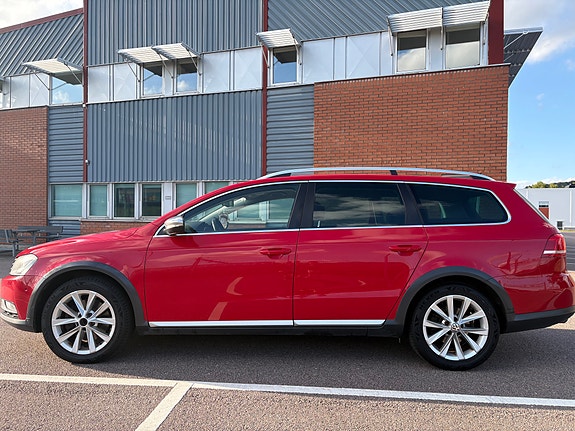 Volkswagen Passat Alltrack 2 of 7