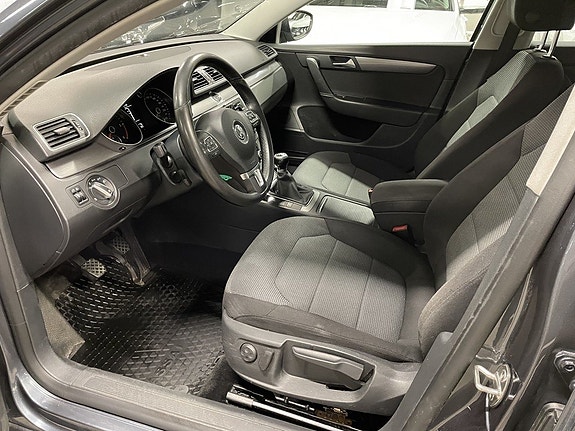 Volkswagen Passat 4 of 8