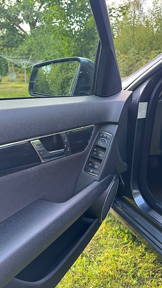 Mercedes-Benz C220 13 of 16