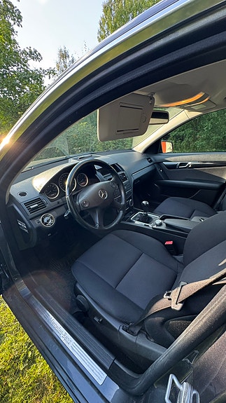 Mercedes-Benz C220 11 of 16