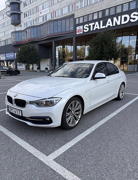 BMW 330e 2 of 10