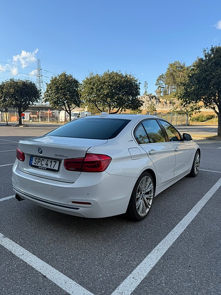 BMW 330e 5 of 10