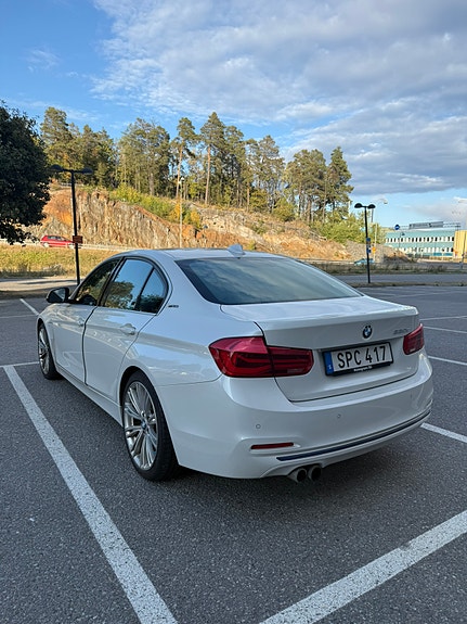 BMW 330e 3 of 10