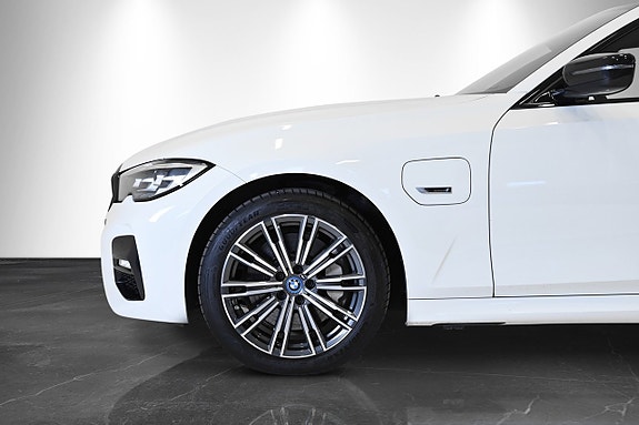 BMW 330e 5 of 11