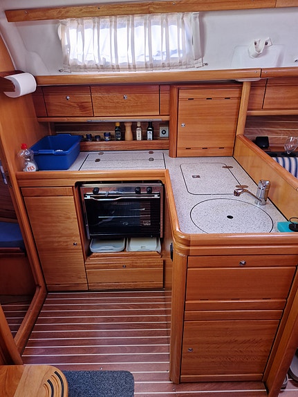 Bavaria 33 Cruiser, Volvo Penta D1-30  (RIB med 6hk motor ingår) 8 of 14