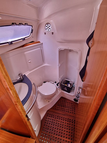 Bavaria 33 Cruiser, Volvo Penta D1-30  (RIB med 6hk motor ingår) 10 of 14