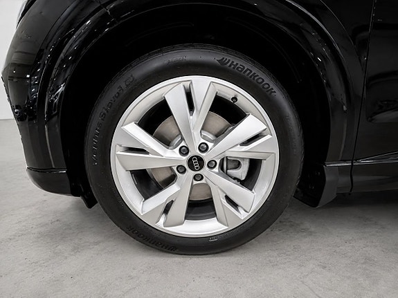 Audi Q4 e-tron 7 of 12
