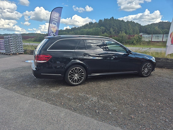 Mercedes-Benz E220 2 of 7