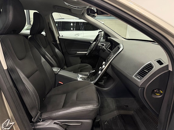 Volvo XC60 15 of 27