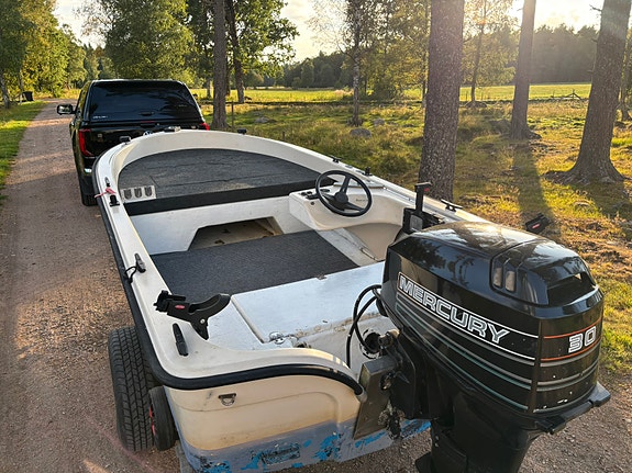 Styrpulpet med 30hk Mercury och trailer 6 of 6