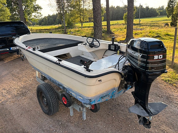 Styrpulpet med 30hk Mercury och trailer 3 of 6
