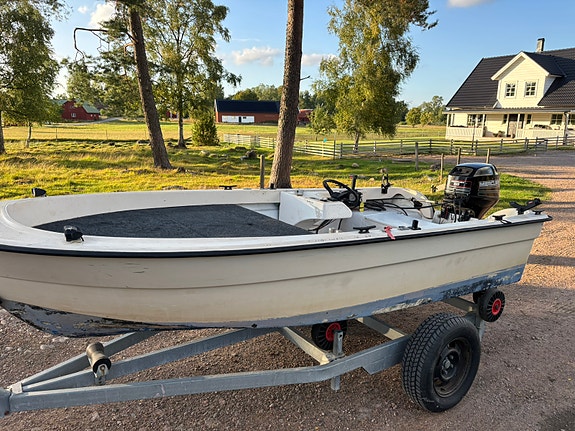 Styrpulpet med 30hk Mercury och trailer 4 of 6