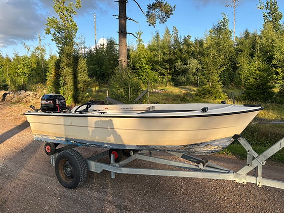Styrpulpet med 30hk Mercury och trailer 2 of 6