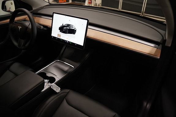 Tesla Model Y 12 of 24