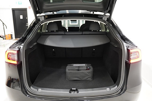 Tesla Model Y 22 of 24