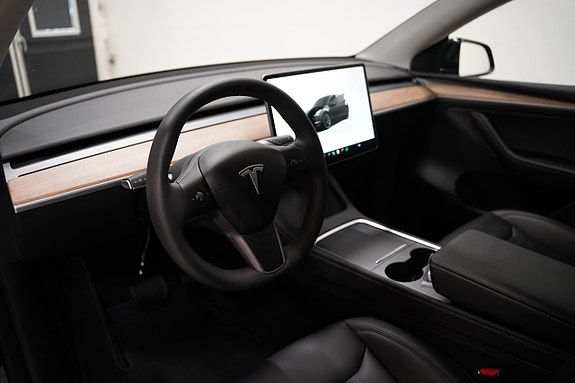 Tesla Model Y 8 of 24