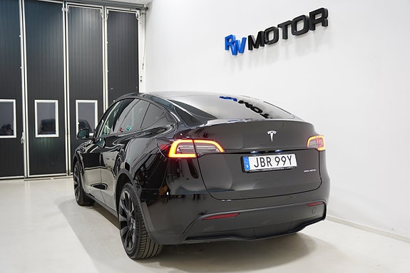 Tesla Model Y 5 of 24