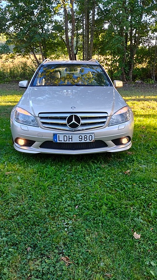 Mercedes-Benz C220 2 of 8