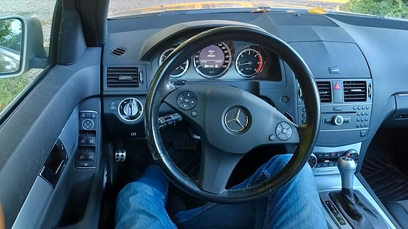 Mercedes-Benz C220 6 of 8