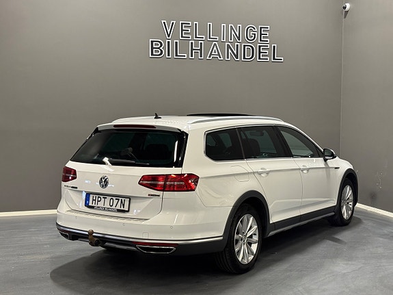 Volkswagen Passat Alltrack 3 of 13