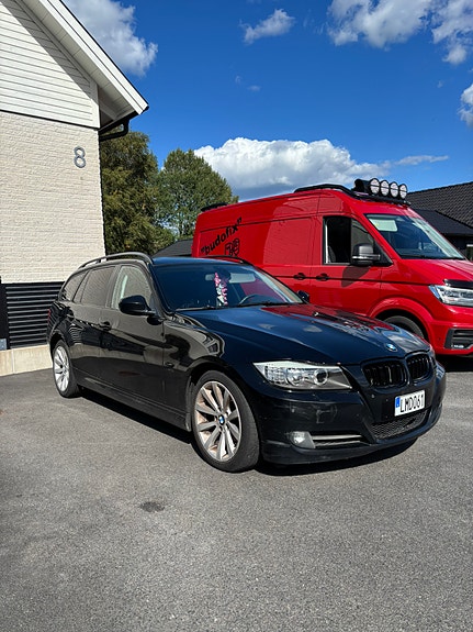 BMW 320d 2 of 5
