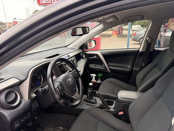 Toyota RAV4 8 of 15
