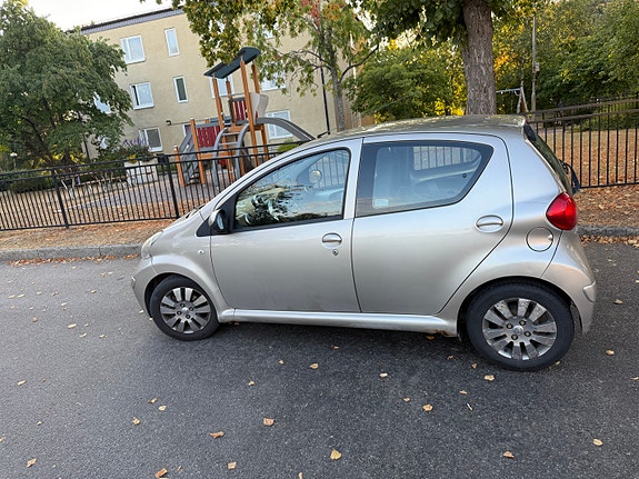 Toyota Aygo 2 of 7