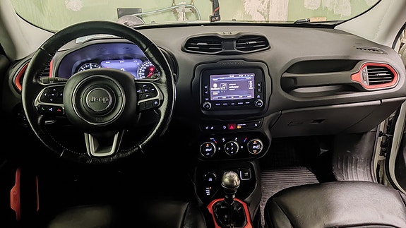 Jeep Renegade 3 of 14