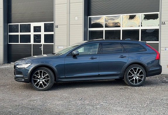 Volvo V90 Cross Country 2 of 16