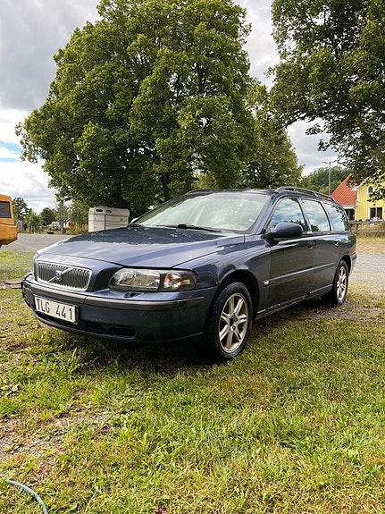 Volvo V70 2 of 6