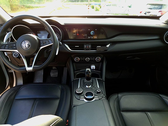 Alfa Romeo Stelvio 4 of 8