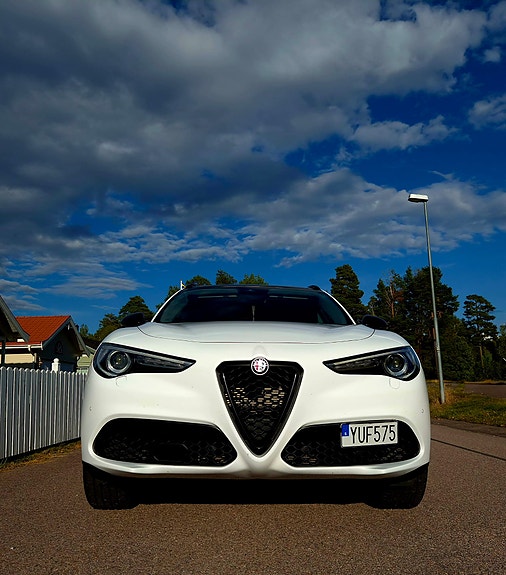 Alfa Romeo Stelvio 6 of 8