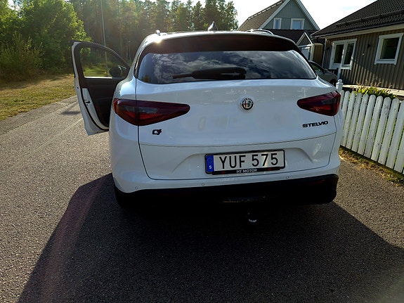 Alfa Romeo Stelvio 2 of 8