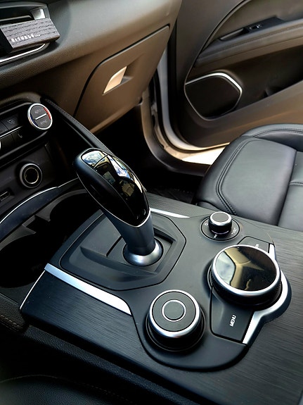 Alfa Romeo Stelvio 8 of 8