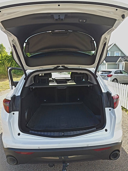 Alfa Romeo Stelvio 3 of 8