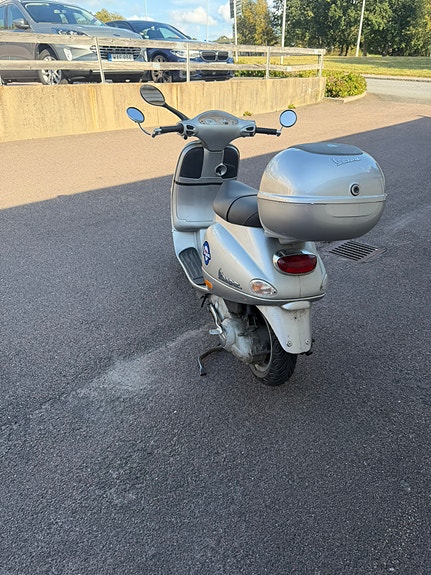 Piaggio Vespa ET4 150 3 of 6