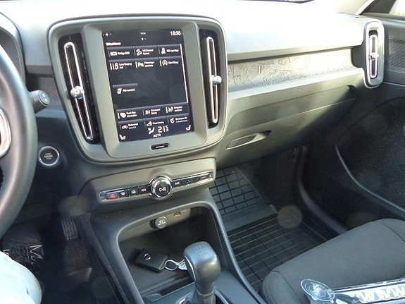 Volvo XC40 14 of 14
