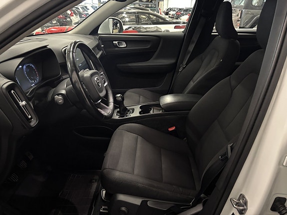 Volvo XC40 6 of 14