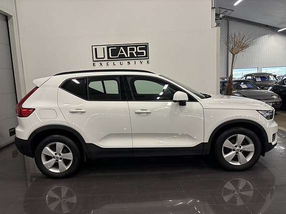 Volvo XC40 2 of 14