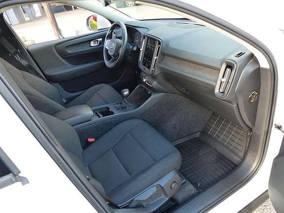 Volvo XC40 13 of 14