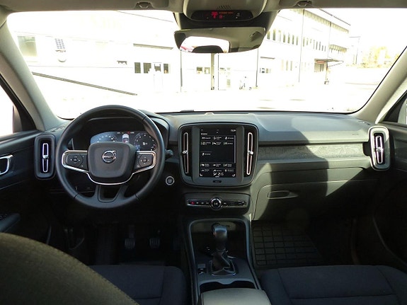 Volvo XC40 8 of 14