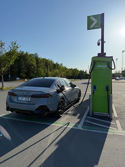 BMW i5 3 of 5