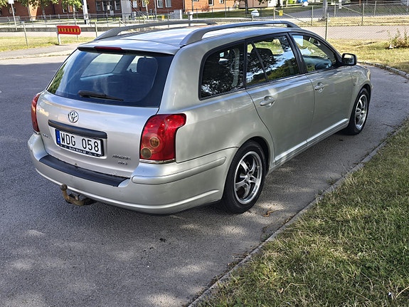 Toyota Avensis 4 of 7