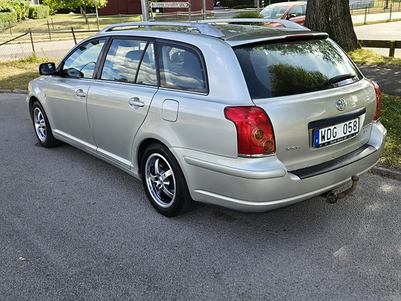 Toyota Avensis 3 of 7