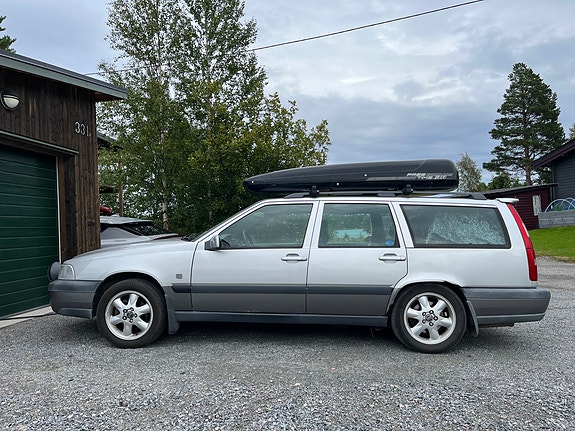 Volvo XC70 2 of 6